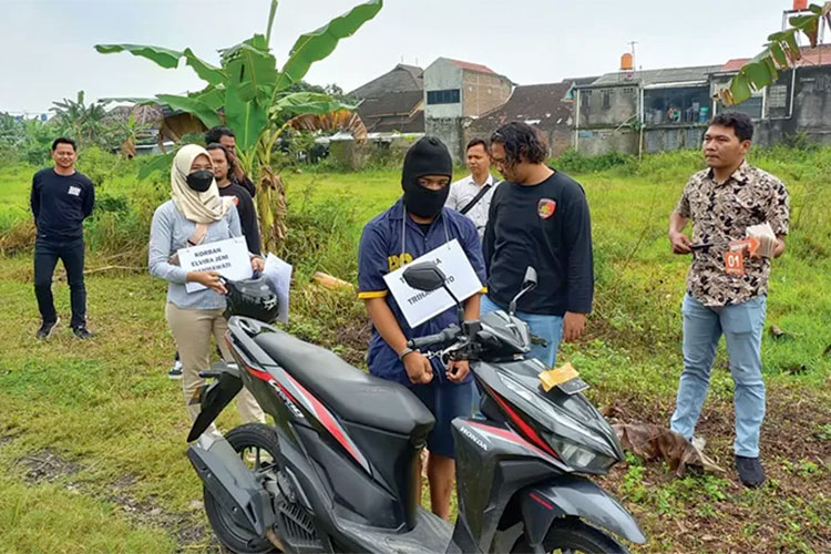 Polisi menggelar pra rekonstruksi pembunuhan Pelajar SMP di Tempat Kejadian Perkara di kebun kosong belakang karaoke KCRI, di Desa Pandeyan Kecamatan Grogol, awal Februari 2023 lalu.