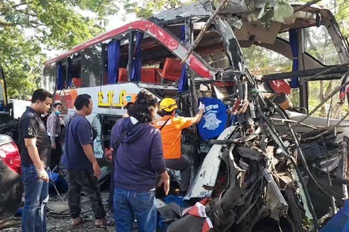 Bus Eka dan Sugeng Rahayu ringsek usai adu moncong di Geneng, Ngawi, pada Kamis (31/8) pagi. (ASEP SYAEFUL/RADAR NGAWI)