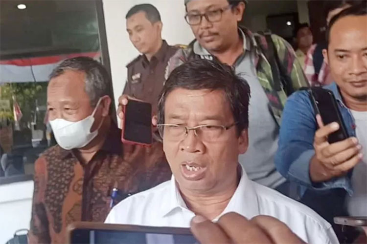 Rektor UNS Jamal Wiwoho usai diperiksa tim Kejati di Kejari Solo, Kamis (31/8). (SEPTIAN REFVINDA/RADAR SOLO)