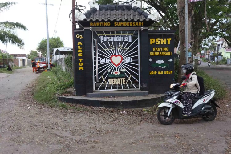 SIMBOL PERGURUAN: Tugu PSHT di Jalan Tidar menjadi penanda keberadaan pendekar silat di daerah setempat. Jumlah tugu PSHT di Jember diperkirakan mencapai ratusan.