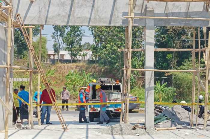 Lokasi tewasnya Suwanto yang tersengat listrik ketika akan memasang atap baja ringan sebuah gudang di Gunungpati Rabu (30/8).