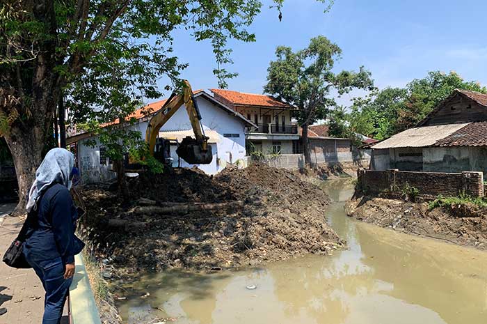 Sebuah alat berat diterjunkan untuk mengeruk sedimentasi empat sungai yang ada di Kabupaten Kendal.