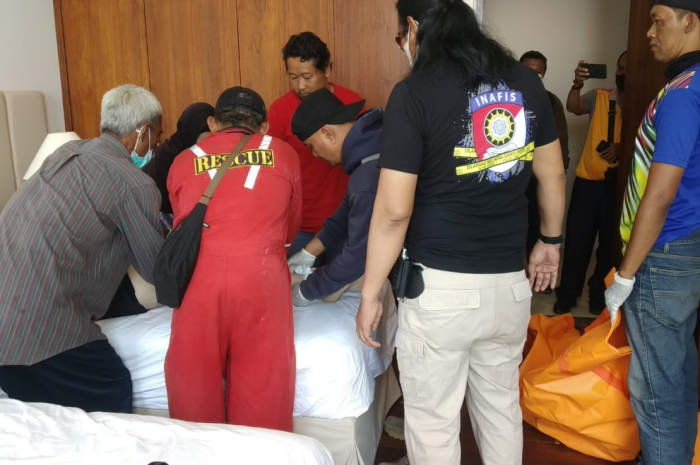 Polisi mengevakuasi jenazah dosen Penerbad yang ditemukan meninggal di apartemen Semarang.
