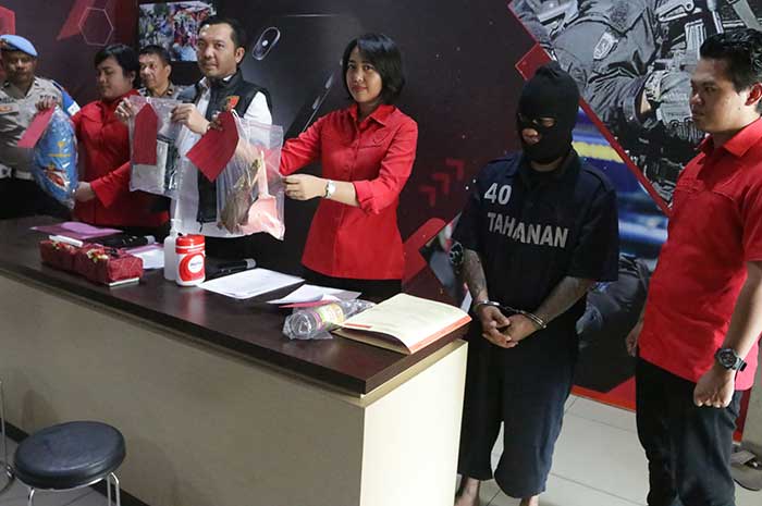 Tersangka Yuda Bagus Zakharia bersama barang bukti yang ia gunakan untuk menganiaya istrinya hingga meninggal.