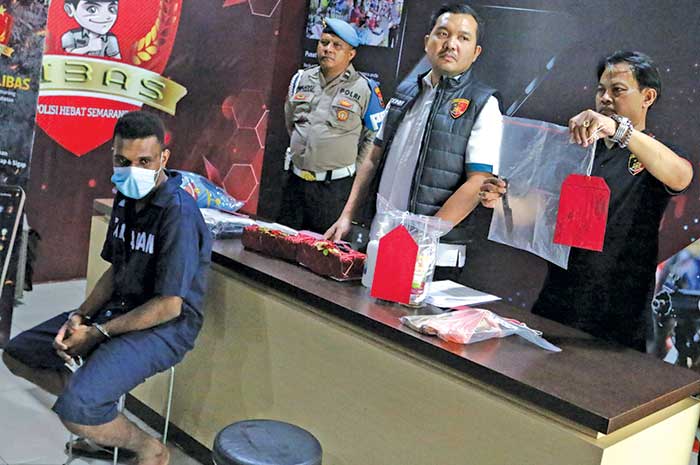 Tersangka Aldosimei Suoil Kahol saat gelar perkara di Polsek Pedurungan Kamis (31/8).