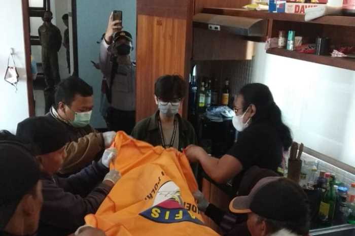 Polisi mengevakuasi jenazah dosen Penerbad yang ditemukan meninggal di apartemen Semarang.