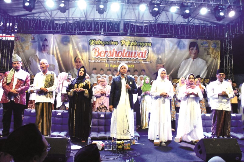 BERSALAWAT: Ribuan jamaah kaum muslimin muslimat dalam acara Kajen Bersalawat, Kamis malam (31/8/2023). (NANANG RENDI AHMAD/JAWA POS RADAR SEMARANG)