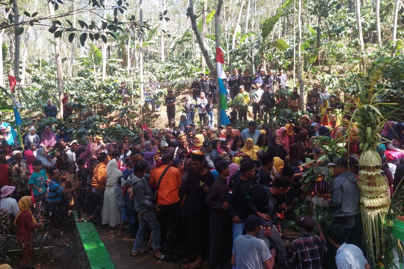 RAMAI : Warga mengikuti ritual Sewu Kupat di Dusun Gedongan, Desa Ngemplak, Kecamatan Kandangan, Kabupaten Temanggung, Jumat (1/9). (ADDIN ALFATH/JAWA POS RADAR MAGELANG)