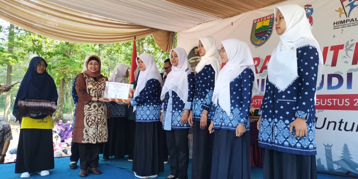 PERAYAAN HIMPAUDI : Pj Bupati Batang Lani Dwi Rejeki saat mengikuti puncak HUT Himpaudi ke-18 Kabupaten Batang di GOR Moh Sarengat, Kabupaten Batang.