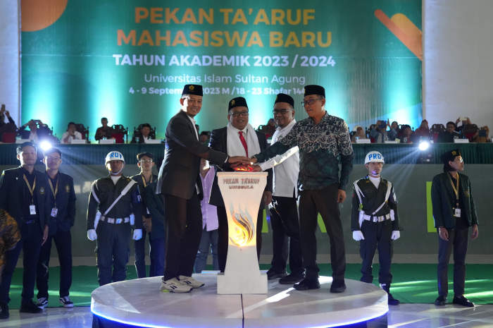 Suasana pembukaan Pekan Taaruf Unissula Semarang, Senin (4/9).