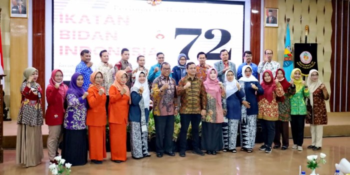 ABADIKAN MOMEN : Pengurus IBI foto bersama dengan Wali Kota Achmad Afzan Arslan Djunaid saat peringatan HUT ke-72 IBI Pekalongan Sabtu (2/9/2023).