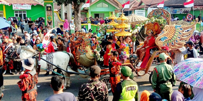 KERAGAMAN BUDAYA: Salah satu peserta menampilkan Legenda Putri Kerajaan lengkap dengan kereta kencana di Karnaval Kecamatan Gringsing, Rabu (30/8/2023).