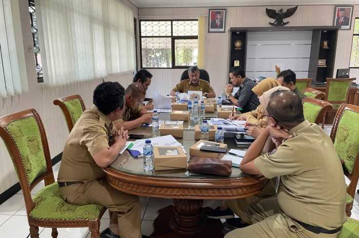 Sekda Kabupaten Temanggung Hary Agung Prabowo memimpin Forum Komunikasi Pemangku Kepentingan Utama Kabupaten Temanggung tahun 2023, Selasa (28/8/2023).