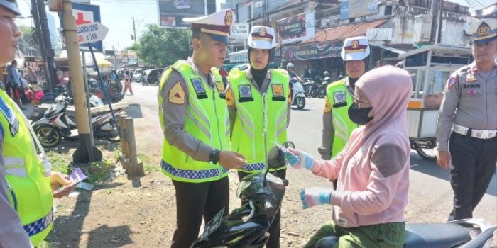 TEGURAN : Satlantas Polres Pekalongan saat memberikan teguran kepada pengendara.