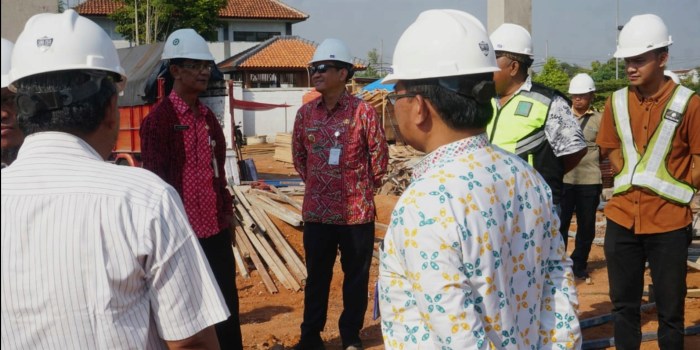 PANTAU SEKOLAH : Wali Kota Pekalongan HA Afzan Arslan Djunaid saat meninjau Ruang Kelas di SMP Negeri 15, Rabu (30/8/2023).