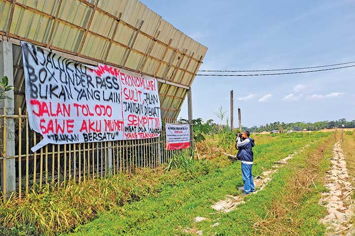Spanduk MMT berisi penolakan pembangunan box pedestrian di lokasi proyek tol Jogja-Bawen seksi 1 di Dusun Curah Lor, Desa Bligo, Kecamatan Ngluwar, Kabupaten Magelang.