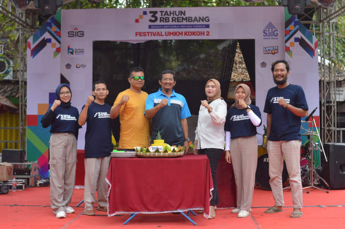 Syukuran HUT Rumah BUMN Rembang yang ke-3 dengan pemotongan tumpeng oleh CEO Rumah BUMN Rembang, Yeni Indah Lestari, dan disaksikan Senior Manager of Communication & CSR, Dharma Sunyata