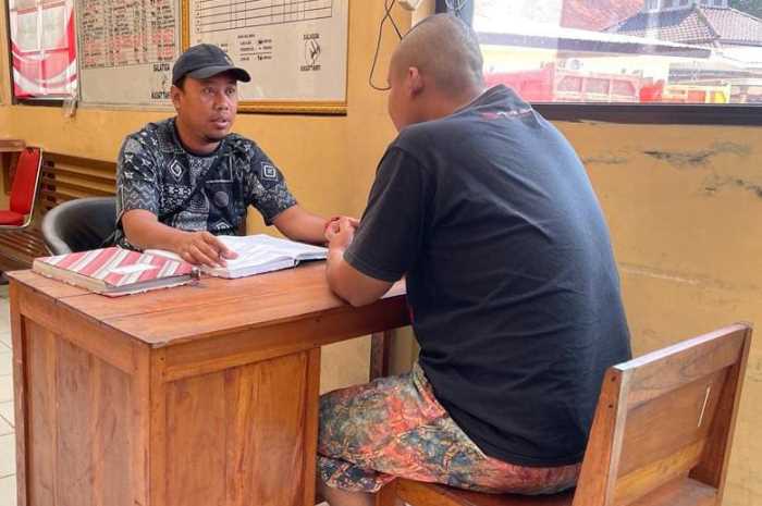 Petugas menginterogasi pelaku jambret yang cukup meresahkan.