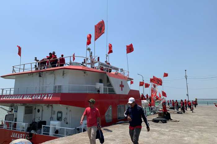 Rumah Sakit Apung Laksamana Malahayati diserbu warga untuk mendapat layanan berobat gratis di Dermaga Pelabuhan Kendal.
