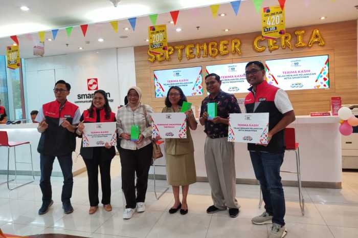 Pelanggan setia Smarfren mendapatkan hadiah Smartphone di Hari Pelanggan Nasional.&nbsp;