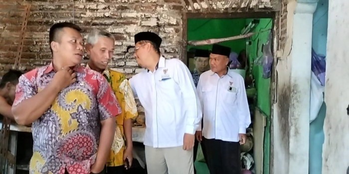 SERAHKAN BANTUAN : Baznas Batang saat menyalurkan bantuan RTLH pada warga yang membutuhkan.
