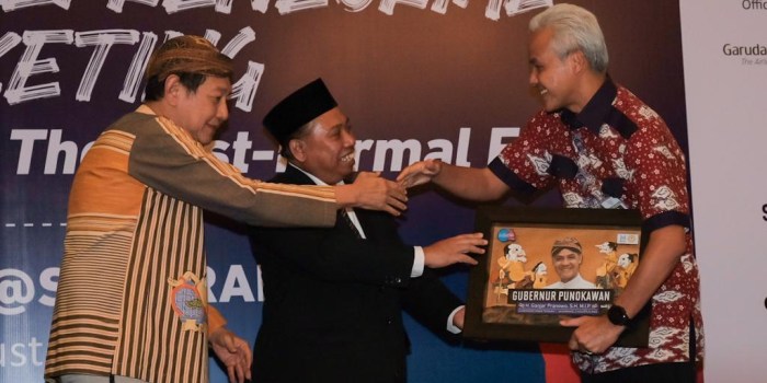 TERIMA PENGHARGAAN : Gubernur Jateng Ganjar Pranowo menerima penghargaan Gubernur Punakawan dari MarkPlus Institute bersama Unsoed dalam pembukaan IMF 2023 di Kota Semarang Kamis (3/8/2023).