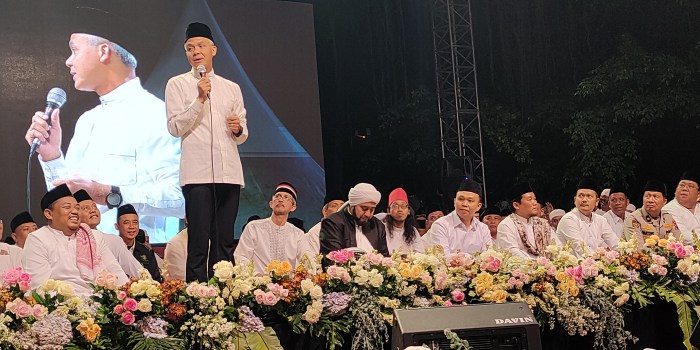 BERSHOLAWAT : Gubernur Jateng Ganjar Pranowo dan Habib Syech Bin Abdul Qodir Aseggaf serta para pejabat lainnya dalam acara Jateng Bersholawat.