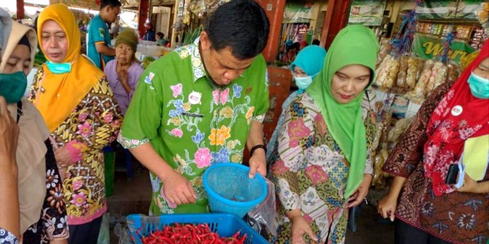 SIDAK : Tim gabungan Pemkot Pekalongan saat sidak bahan berbahaya di pasar tradisional baru-baru ini.