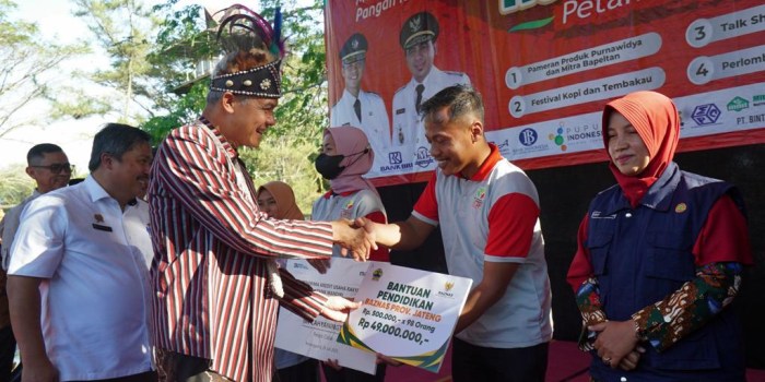SERAHKAN BANTUAN : Gubernur Jateng Ganjar Pranowo menyerahkan bantuan pendidikan kepada petani di sela menghadiri Soropadan Agro Festival (SAF) 2023.