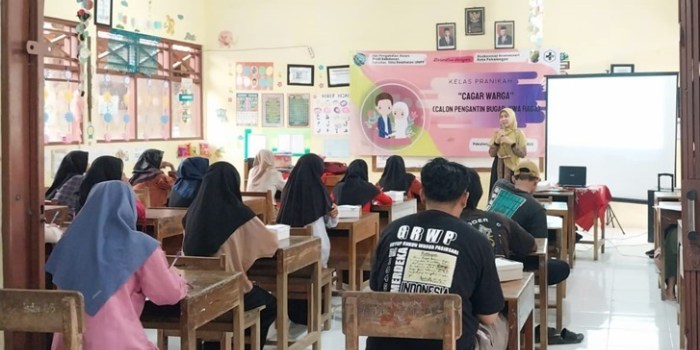 PELAJARAN : Tim UMPP Pekalongan saat memberikan kelas pra nikah di Puskesmas Kramatsari Pekalongan Barat.