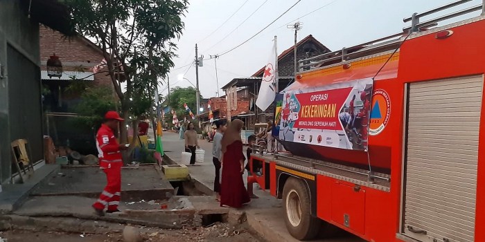 BANTU AIR BERSIH : PMI Kota Pekalongan membantu air bersih ke wilayah Kecamatan Pekalongan Utara dan Kecamatan Pekalongan Selatan.