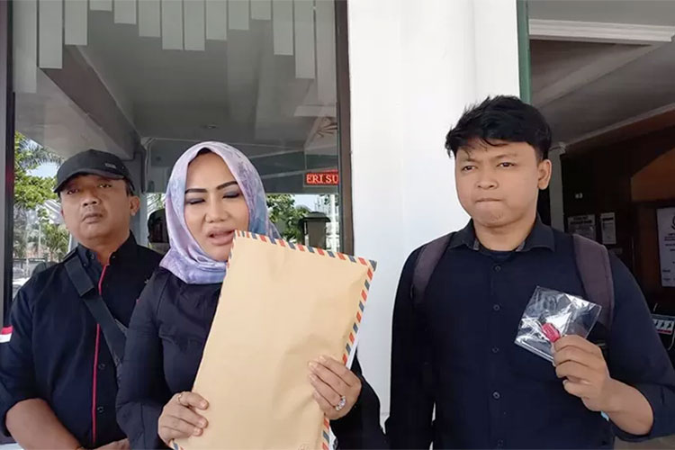 Ketua Forum Peduli UNS Diah Warih Anjari memberikan keterangan pers usai mendapat panggilan dari Kejati terkait dugaan korupsi di UNS.