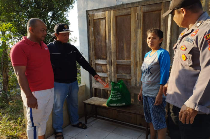 Jajaran Polsek Bawen mendatangi warung milik salah satu warga Polosiri yang menjadi lokasi penemuan bayi.