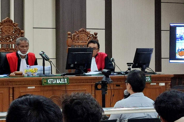 Hakim ketua Gatot Sarwadi membacakan putusan kasus proyek pembangunan jalur perkeretaapian dengan terdakwa Dion Renato Sugiarto di Pengadilan Tipikor Semarang, Kamis (7/9).