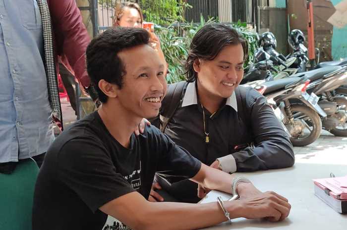 Penyidik Polrestabes Semarang&nbsp;saat melimpahkan tersangka dan barang bukti pembunuhan bos depot galon, Muhammad&nbsp;Husein&nbsp; ke Kejaksaan Negeri Kota Semarang, Rabu (6/8).