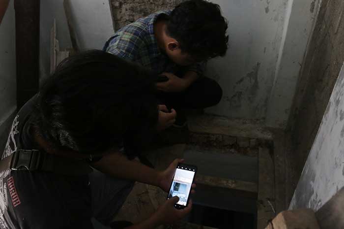 Pintu masuk ke ruang bawah tanah Ponpes Hidayatul Hikmah Al Kahfi.&nbsp;