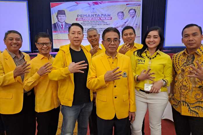 Ketua DPD Partai Golkar Jateng Panggah Susanto bersama pengurus lainnya saat memberikan pengarahan dan pembekalan bacaleg, Kamis (7/9/2023). (Rofik Syarif GP/Jawa Pos Radar Semarang)