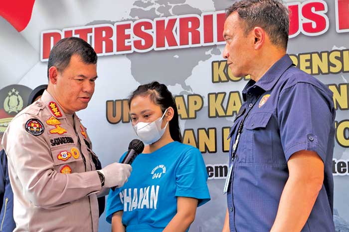 Pelaku penipuan, Tantri Dwi Rahayu saat menjalani gelar perkara di Mapolda Jateng kemarin.