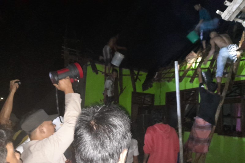 KEBAKARAN : Warga masih berupaya memastikan api benar-benar padam dalam peristiwa kebakaran rumah di Desa Winduaji, Kecamatan Paninggaran, Kamis malam (7/9/2023). (ISTIMEWA)