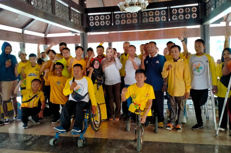 BERI MOTIVASI : Bupati Pekalongan Fadia Arafiq melepas para atlet disabilitas yang akan bertanding di Perpaprov Jateng 2023. (NANANG RENDI AHMAD/JAWA POS RADAR SEMARANG)