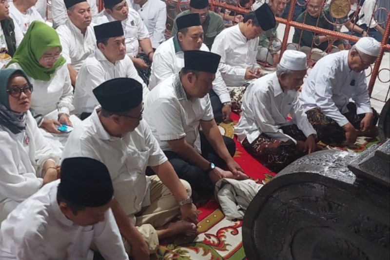 Ketua panitia Tour de Walisongo DPP PKB, Cucun Ahmad Syamsurijal memimpin ziarah di makam Sunan Kalijaga. (Wahibpribadi)