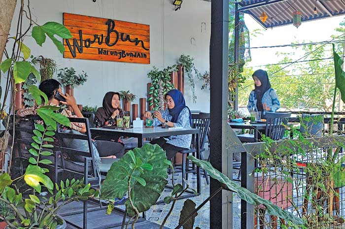 Ruangan outdoor WarBun di Jalan Suratmo Kota Semarang dipenuhi tanaman kekinian yang bikin adem.&nbsp;