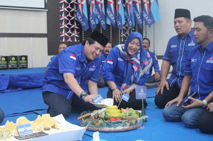 Ketua DPD Partai Demokrat Jawa Tengah Rinto Subekti potong tumpeng dalam puncak HUT Partai Demokrat.