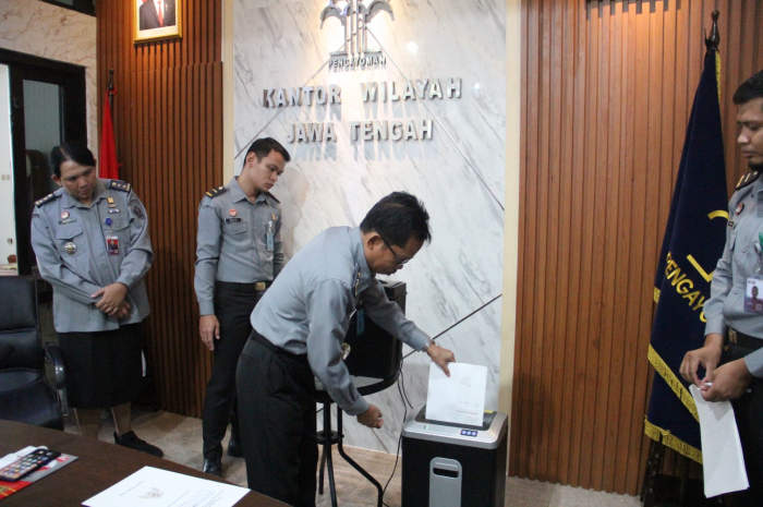 Kemenkumham Jateng memusnahkan arsip fisik substansif fidusia tahun 2001-2015 menggunakan mesin pencacah, Senin (11/9).