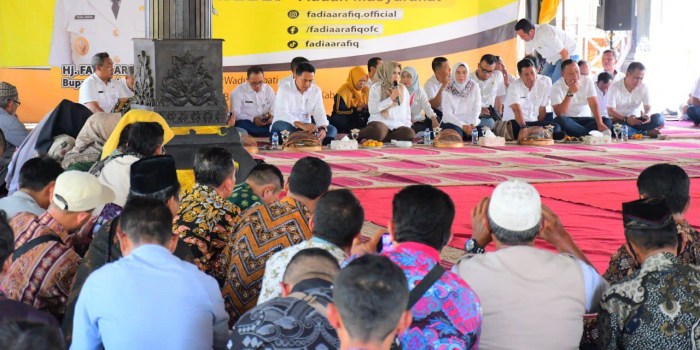 TAMPUNG ADUAN :  Bupati Pekalongan Fadia Arafiq bersama jajarannya dalam forum Wadul Bupati di Pendopo Kabupaten, Jumat (8/9/2023).