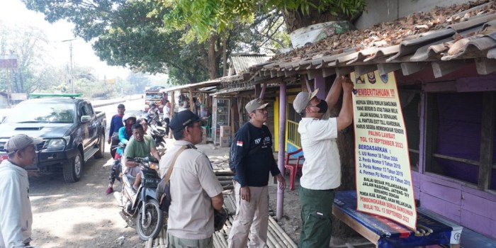 SOSIALISASI: Satpol PP Kabupaten Batang saat melakukan sosialisasi di warung-warung pinggir jalan di sepanjang jalan Pantura Kandeman.