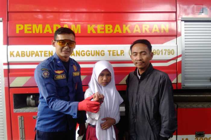 Aisyah bersama guru dan petugas damkar mako Kecamatan Candiroto, Kabupaten Temanggung, Senin (11/9).