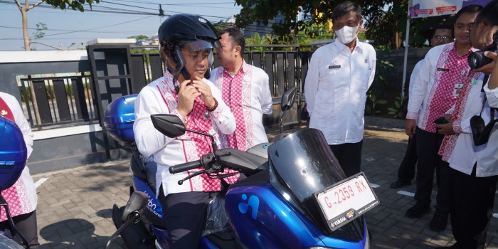 TEST DRIVE : Wali Kota Pekalongan HA Afzan Arslan Djunaid melakukan test drive motor yang diperuntukkan bagi Penyuluh KB usai penyerahan Selasa (12/9/2023).