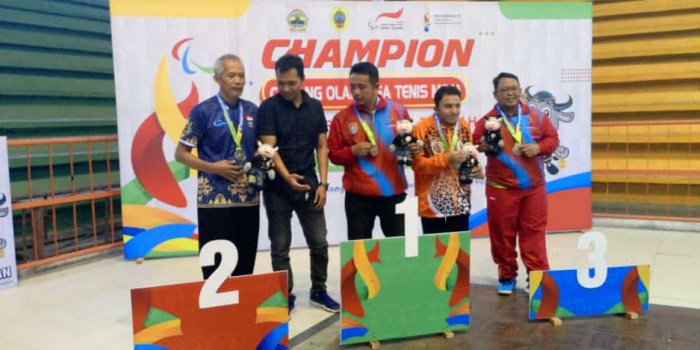 BANGGA : Atlet NPCI Kabupaten Pekalongan saat selebrasi memamerkan medali mereka di ajang Peparprov Jateng 2023, Kabupaten Pati, Rabu (13/9/2023).