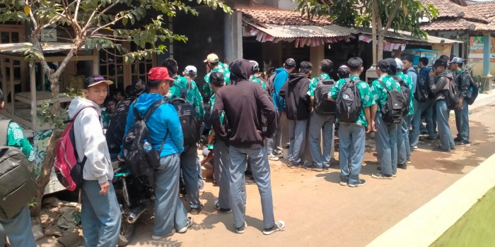BERDUKA : Teman-teman sekolah MRAK beramai-ramai melakukan takziah ke rumah duka, Rabu (13/9/2023).